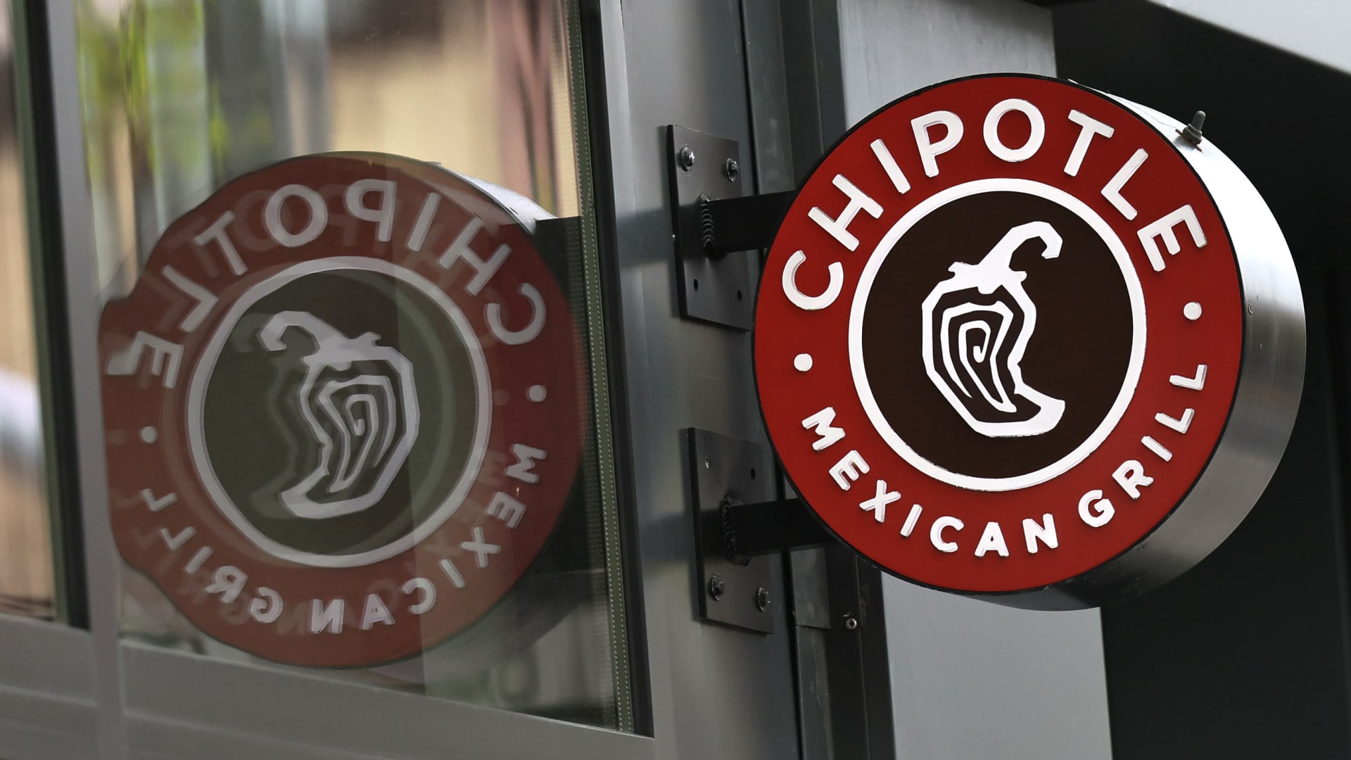 Chipotle restaurant in Michigan votes to unionize, in a first for the chain