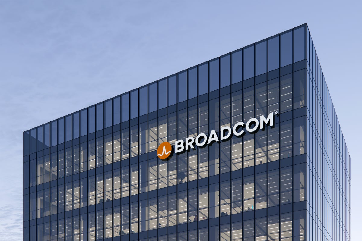 Broadcom Ltd (AVGO), (INTC) – Broadcom Bounces From Institutional Bottom