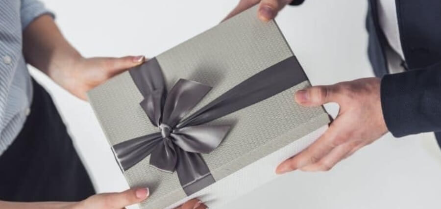 The Benefits of Giving Gifts to Your Employees