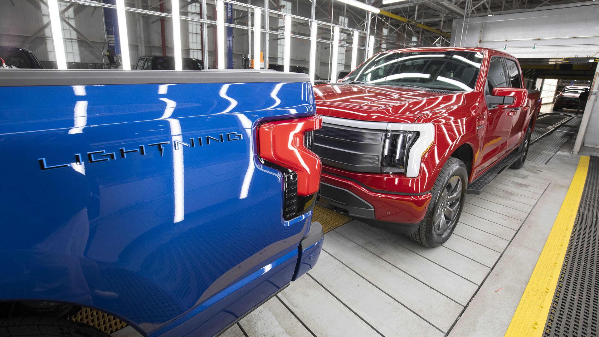 Ford ups starting price of electric F-150 Lightning pickup to $51,974