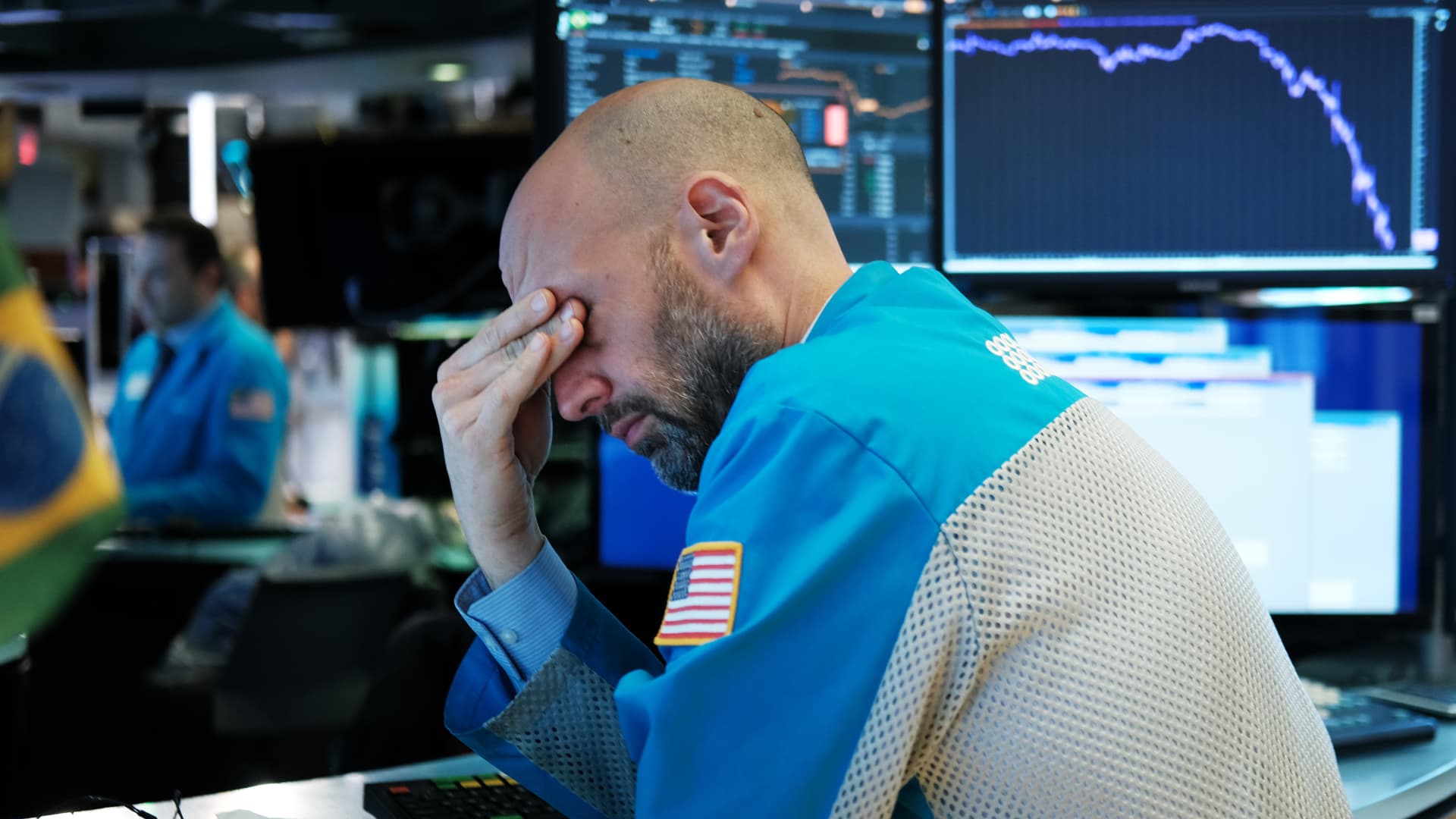 Fund manager names 3 recession-proof stocks and reveals how to rescue portfolio
