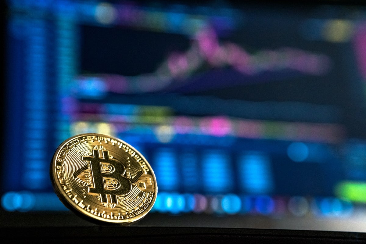 Bitcoin, Ethereum, Dogecoin Show Resilience As 2022 Fades Away, Analyst Says 'Plenty More Twists And Turns To Come Early Next Year' - Bitcoin (BTC/USD), Ethereum (ETH/USD), Dogecoin (DOGE/USD)