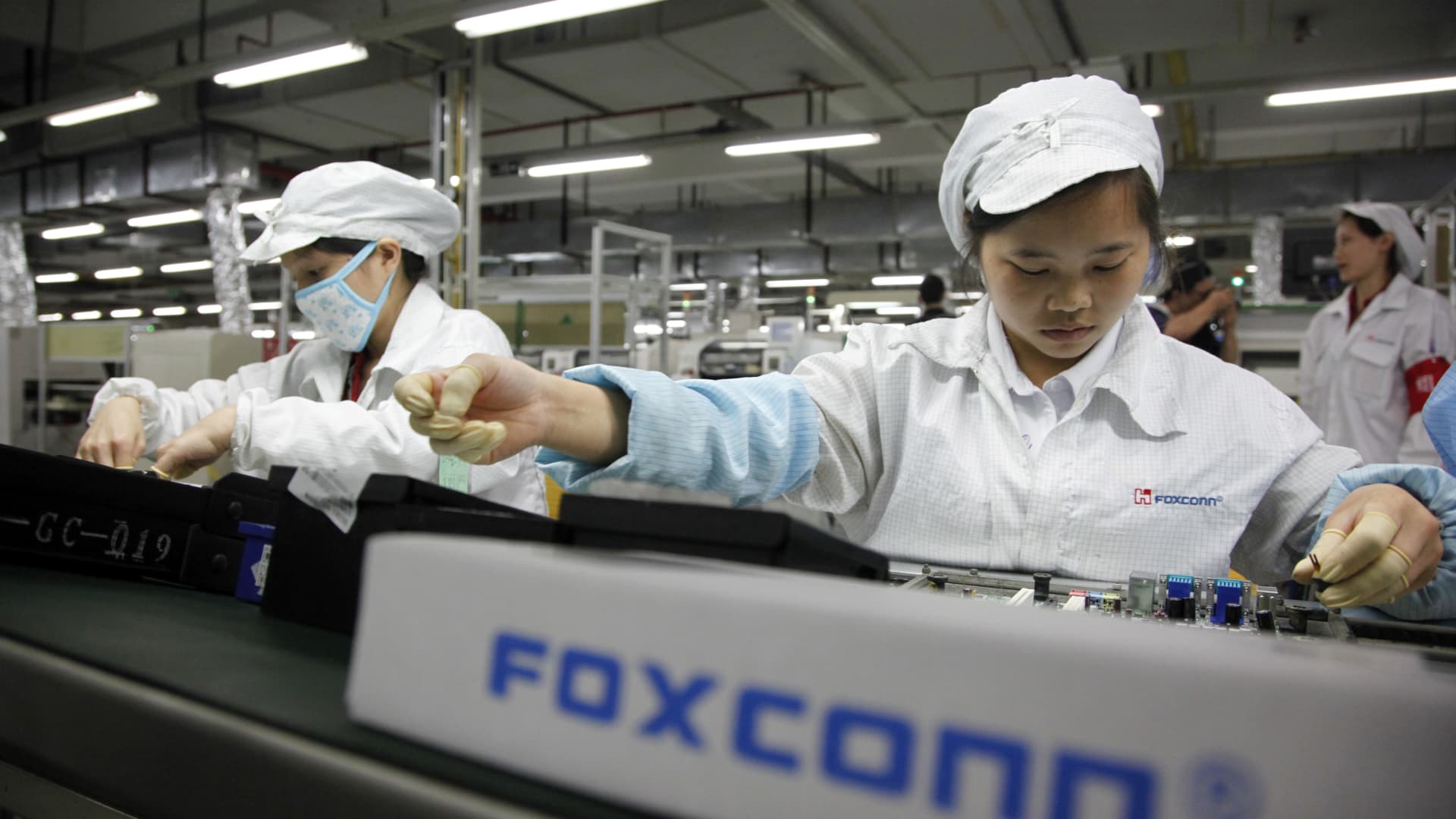 Taiwan to fine Foxconn for unauthorized China investment