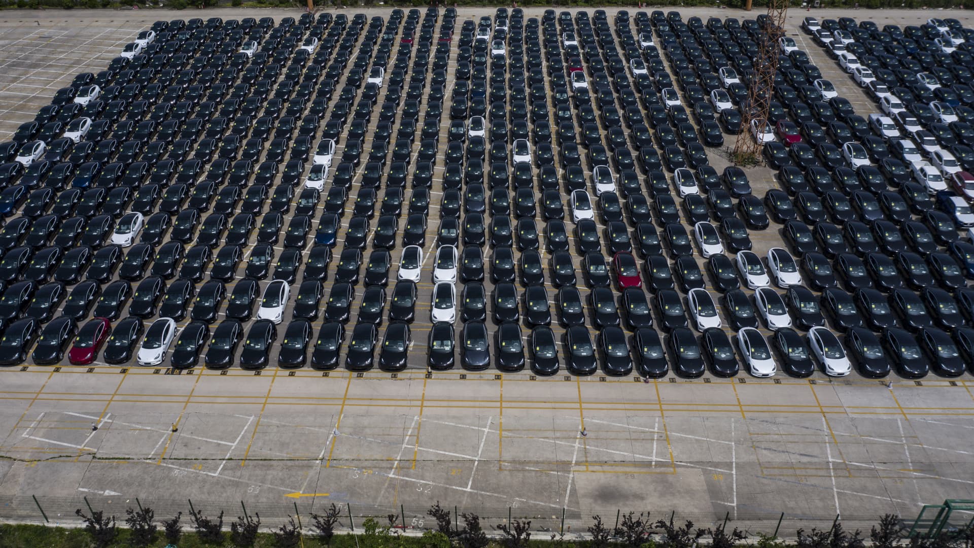 Tesla suspends production at its Shanghai plant, according to an internal notice