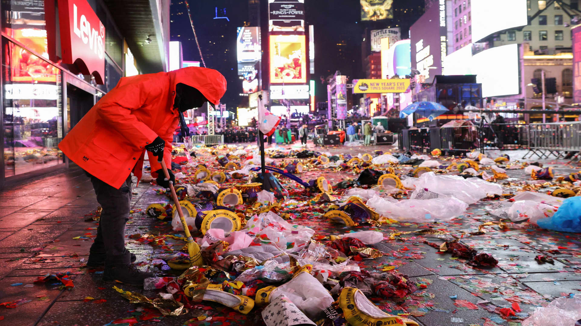 3 officers injured in New Year’s Eve machete attack near Times Square, officials say