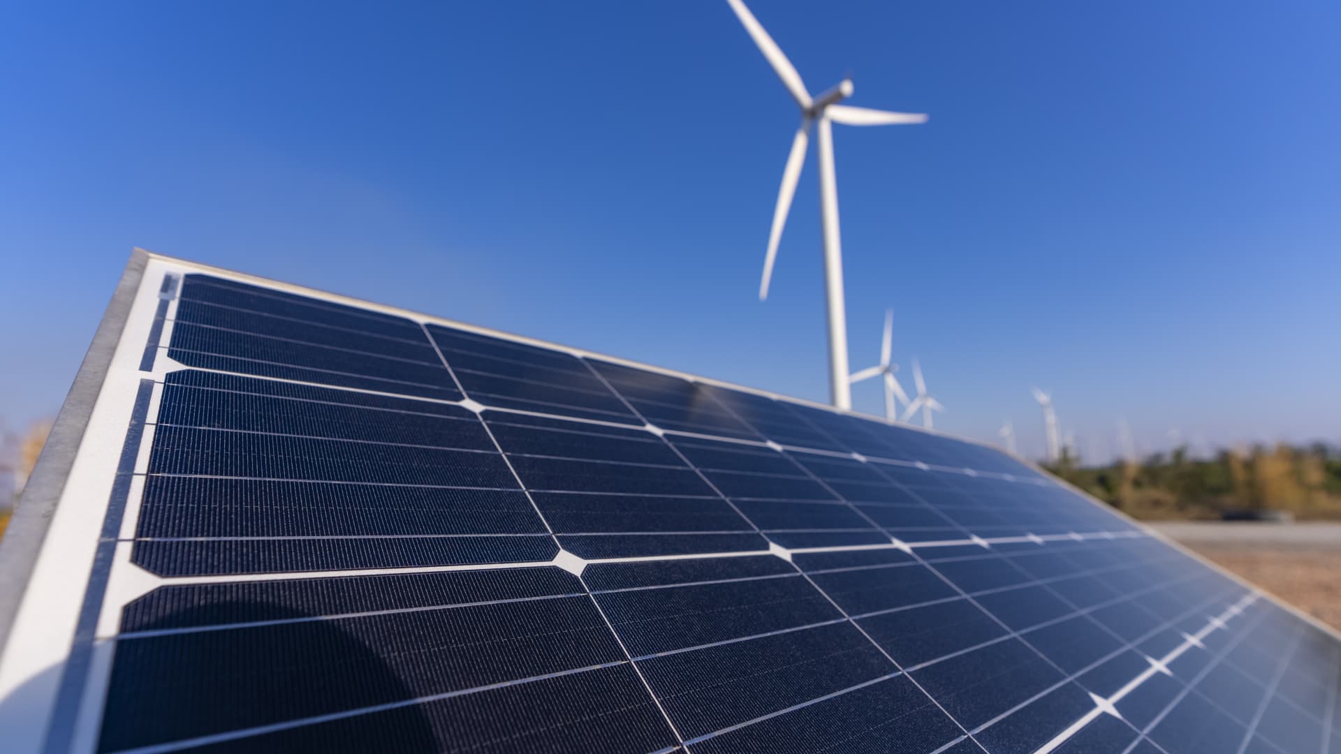 Clean energy stocks like Maxeon Solar and Chart Industries are set for a big rally, says Raymond James